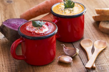 Bardak, soğuk domates ve havuç çorba krema ile krem çorbalar