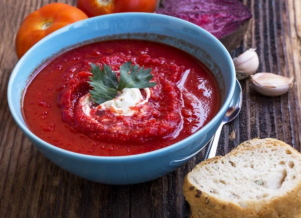 Creamy cold soup with beetroot and tomatoes, rustic cream vegeta — Stock Photo, Image