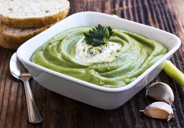 Creamy broccoli soup with cream sauce, vegetarian cream soup in — Stock Photo, Image