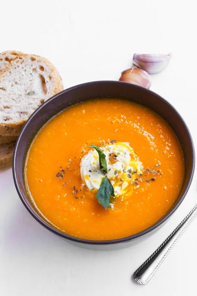 Romige wortel soep met roomsaus op top, rustieke plantaardige sou — Stockfoto