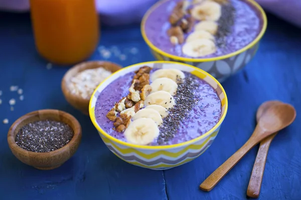 Tazones de licuado con arándanos, nueces, plátanos y semillas de chía , —  Fotos de Stock