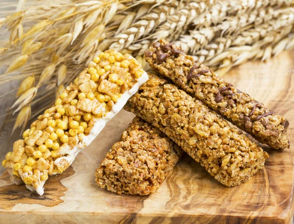 Barras de granola. Nueces saludables y barras de bocadillos de proteína de cereales — Foto de Stock