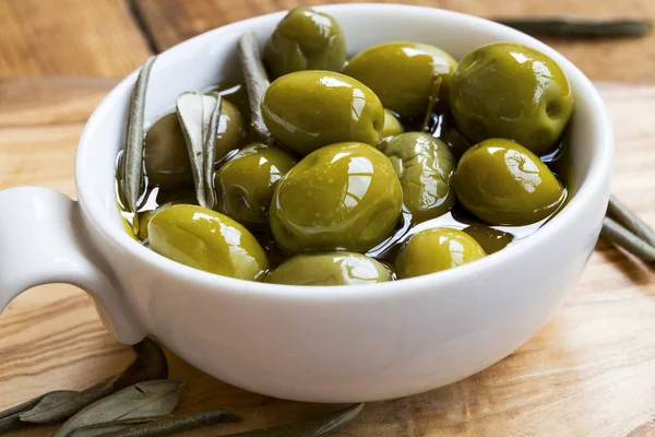 Ekologiska gröna oliver — Stockfoto