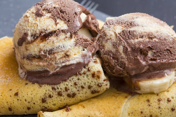 Tasses de crème glacée sur le dessert de crêpes au chocolat — Photo