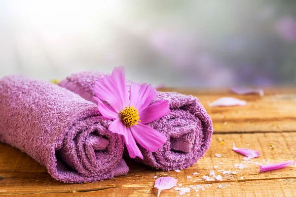 Spa naturaleza muerta con toallas y flores —  Fotos de Stock