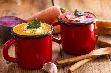Sonbahar çorbalar bardak havuç ve kabak, domates ve beetr ile