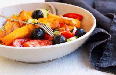 Sebze Salatası Tatlı domates, zeytin, soğan, salatalık ile 