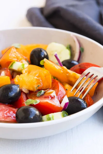 Close-up van groenten Salade met tomaten, komkommer, olijven, UI — Stockfoto
