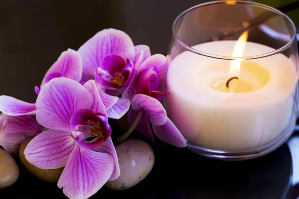 Wellness-Stillleben mit Orchidee und Kerze — Stockfoto