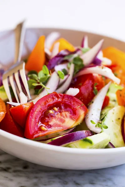 Close-up van groenten Salade met tomaten, ui, komkommer en erts — Stockfoto