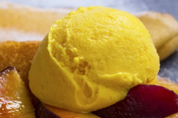 Pêssego e manga sorvete colher closeup — Fotografia de Stock