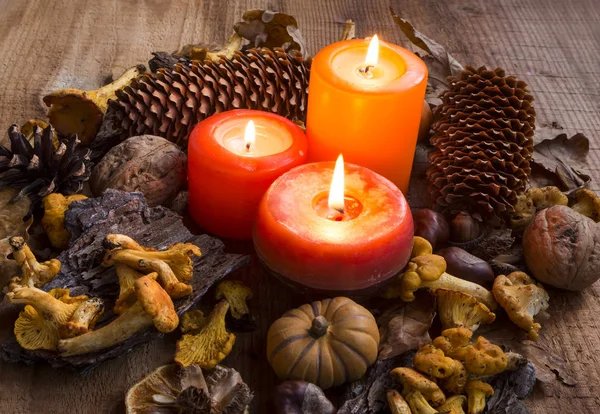 Decoraciones de velas de otoño con hojas secas, calabazas, cantarilla — Foto de Stock