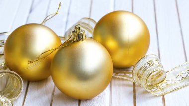 Altın şenlikli Noel süslemeleri Beyaz kurdele ile topları 