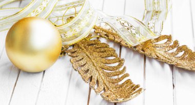 Topları ve şerit üzerinde ahşap bac ile altın Noel süsleri