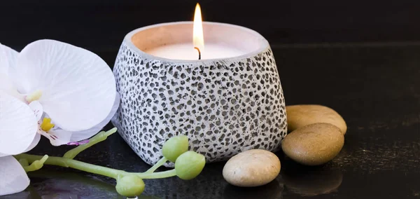 Ajuste de vela de spa con orquídeas y piedras de masaje — Foto de Stock