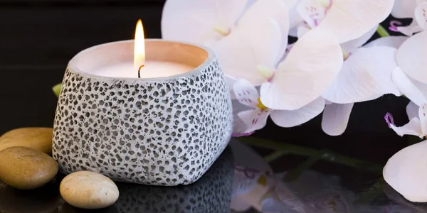 Świeca Spa ustawienie z orchidei i masaż kamieniami — Zdjęcie stockowe