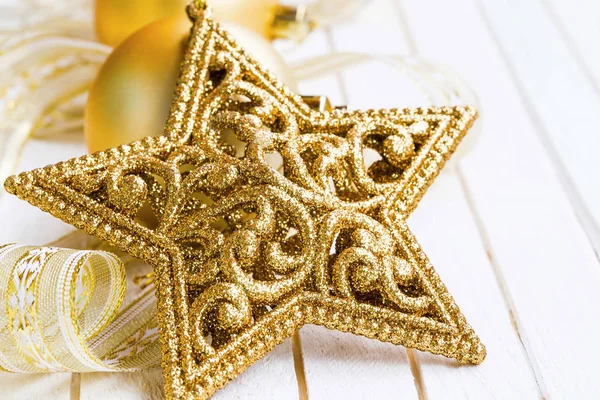 Decoración de estrellas de brillo dorado festivo para árbol de Navidad —  Fotos de Stock