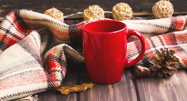 Уютное осеннее одеяло и чашка чая, осенью установка на деревянной бэкгро — стоковое фото