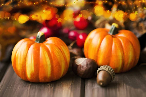 Güz pumpkins, kestane, meşe palamudu ve br ile şenlikli dekorasyon