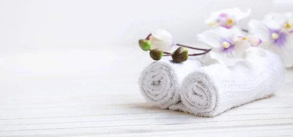 SPA ajuste con toallas de baño y flor de orquídea, enfoque selectivo — Foto de Stock