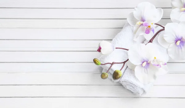 Spa omgeving met orchideebloem en handdoeken, overhead schot — Stockfoto