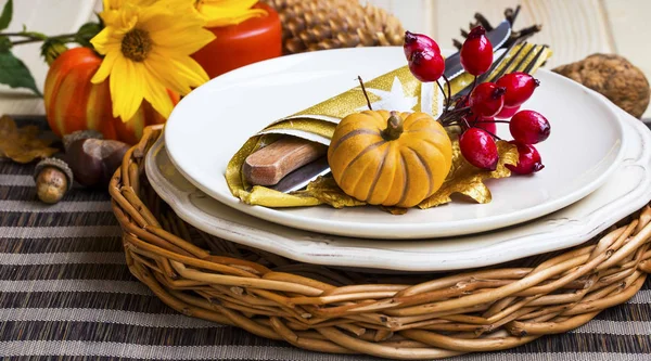 Thanksgiving setting table decoration with cutlery ,plates and a — Stock Photo, Image