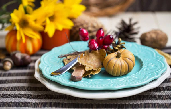 Decoração de mesa de Ação de Graças com talheres, pratos e um — Fotografia de Stock
