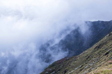 Güzel manzaralı sisli dağ manzarası, dağ zirveleri