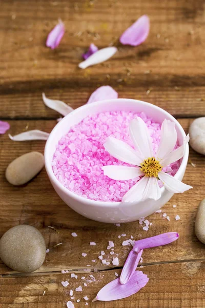 Bath salt bowl, spa setting with salt and flowers — Stock Photo, Image
