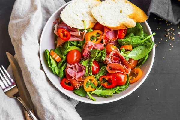 Taze prosciutto jambon salata domates, marul, ıspanak ve 