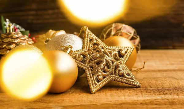 Festlig golden star och bollar julpynt med bokeh g — Stockfoto