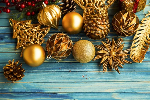Vintage golden julgranskulor och dekorationer på målade gamla wo — Stockfoto