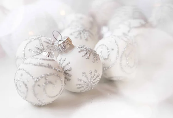 Festive glitterato argento palle di Natale primo piano, stagione invernale C — Foto Stock