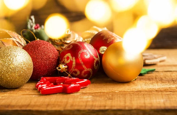 Decoraciones festivas de bolas de Navidad con luces doradas bokeh — Foto de Stock