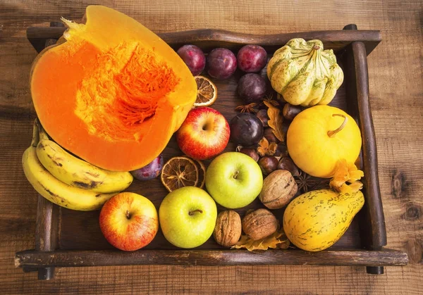 Cosecha de frutas y verduras de otoño en bandeja de madera, vista superior o — Foto de Stock