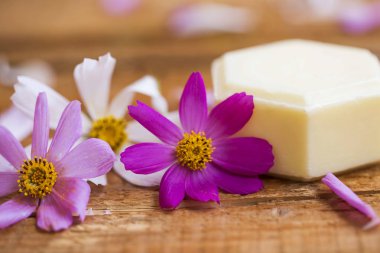 Spa ayarı doğal sabun ve çiçekler, sağlık kavramı ile
