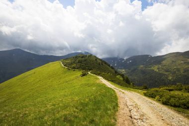Dağ yolu yaz, dağ manzarası ile yol ve fırtına