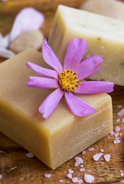 Spa natural soap with floral extracts, spa and wellness products — Stock Photo, Image