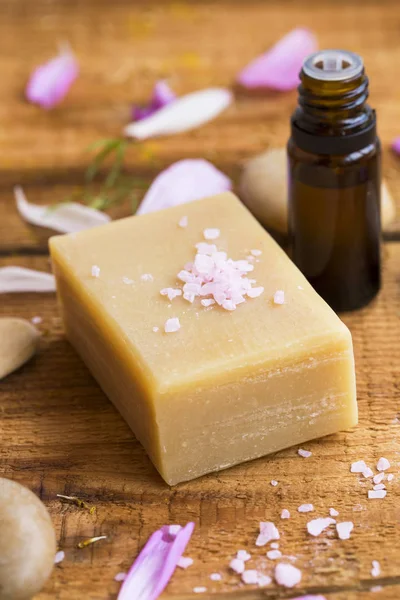 Spa sabão natural com óleo de flor essencial, sabão handmae, spa e — Fotografia de Stock