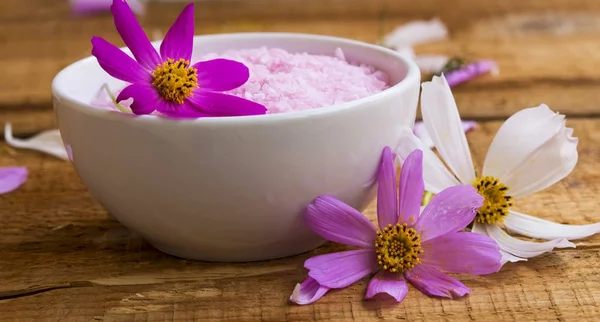 Spa setting with bath salt, floral bath salt bowl on wooden tabl — Stock Photo, Image