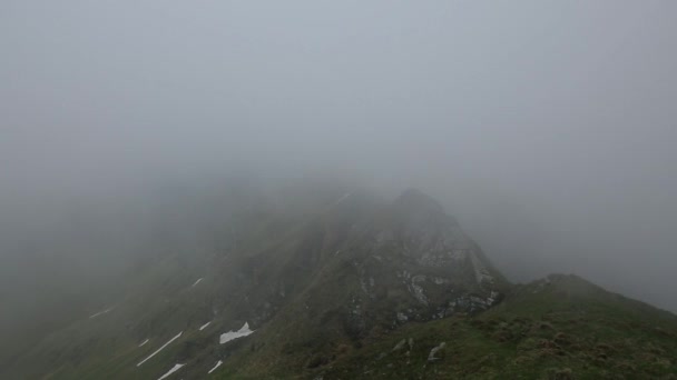 Niebla en los picos de montaña en movimiento — Vídeos de Stock