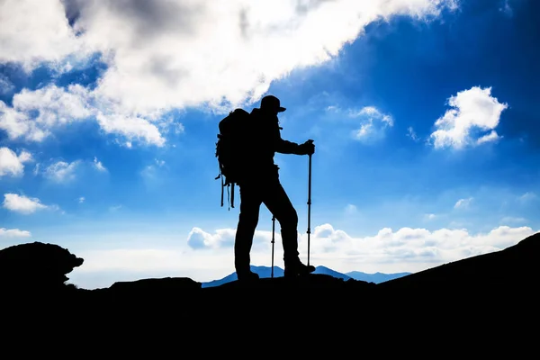 Silueta de excursionista con mochila en la montaña — Foto de Stock