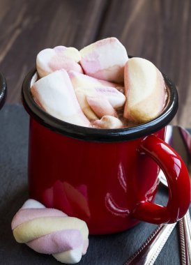 Çikolata Kupası marshmallow tatlılar ile tam sıcak, kış drin sıcak