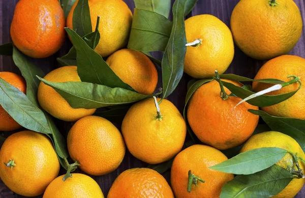 Vista superior del montón de clementinas o mandarinas, cítricos con g — Foto de Stock