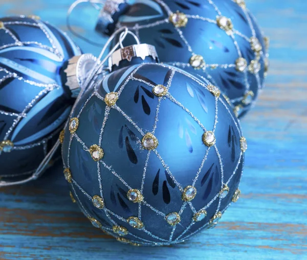 Bolas de Navidad festivas, adornos decorativos de Navidad en madera —  Fotos de Stock