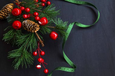 Noel dekorasyonu ile köknar ağacı dalı koniler, şerit ile ve