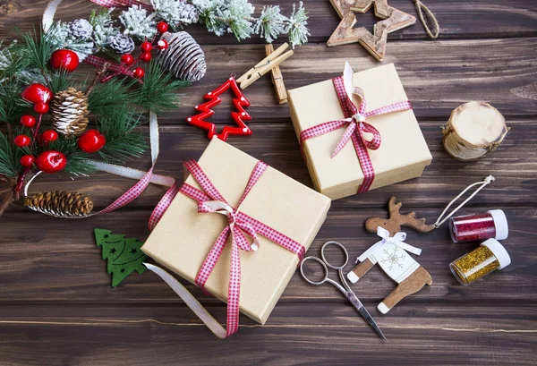 Festliche Weihnachtsgeschenke mit grünem Band, Tannenzweige und — Stockfoto