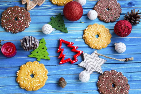 Різдвяні прикраси та печиво зверху на пофарбованому дерев'яному спині — стокове фото