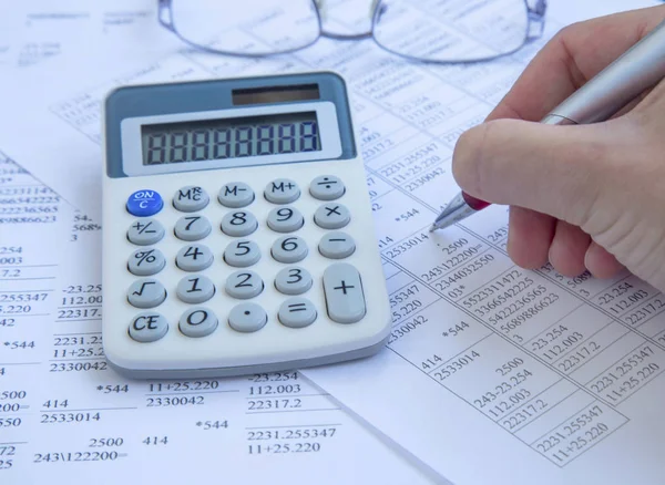 Boekhoudkundige concept. Calculator met financiën papers en man hand w — Stockfoto