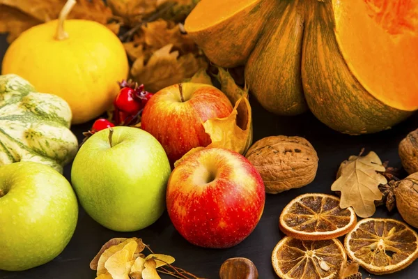 Pommes d'automne, récolte de fruits d'automne avec citrouilles, noix et sp — Photo